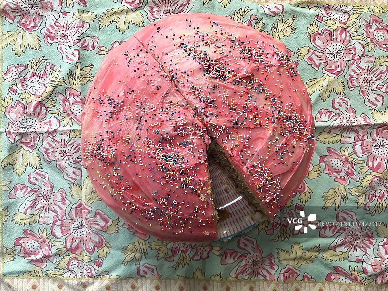 带有粉红色糖霜和彩色糖屑的蛋糕图片素材