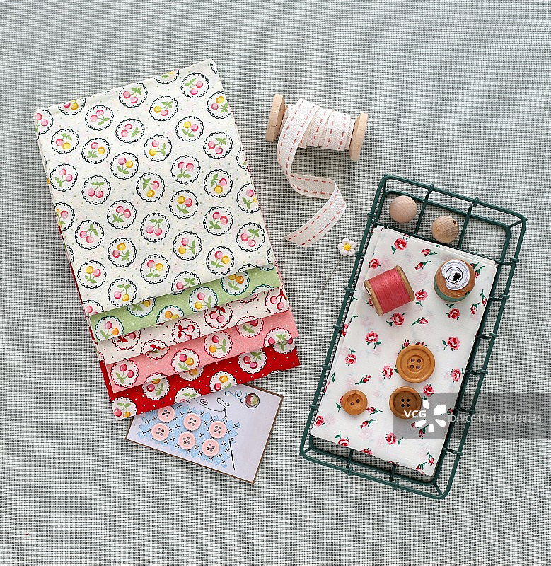 桌上的彩色缝纫用品图片素材