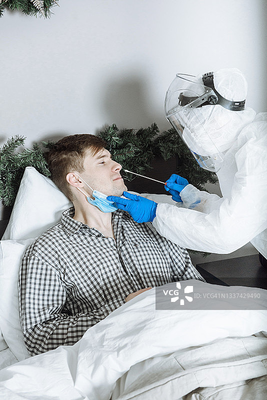 身穿防护服的医生进行新冠病毒PCR检测图片素材