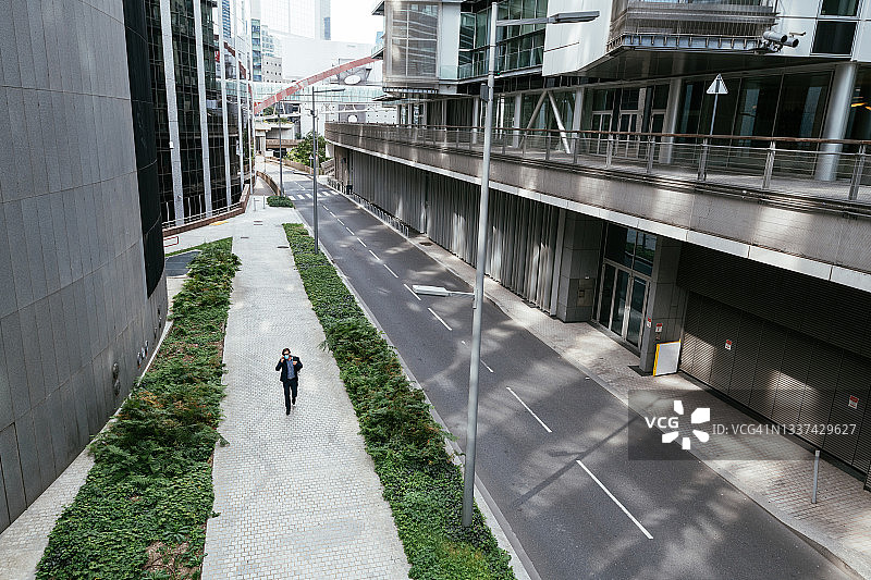 身穿全套西装并戴着口罩的成熟商人图片素材