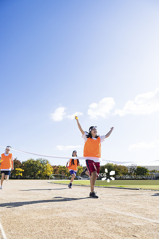 在地上奔跑的高中生图片素材