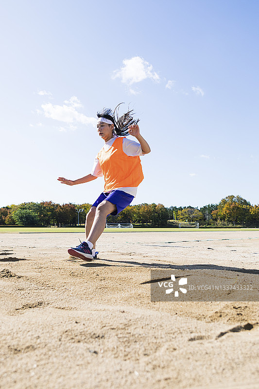 高中生跳远图片素材