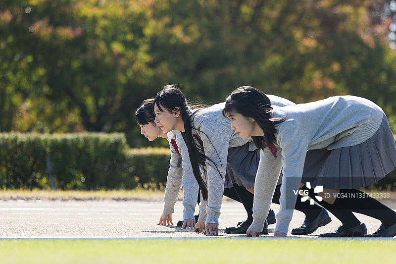 高中生在起跑线上列队图片素材