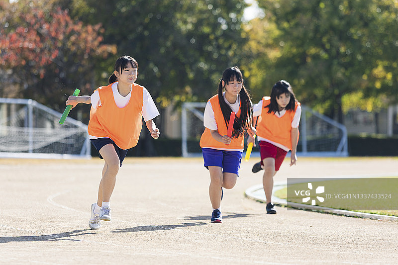 在地上奔跑的高中生图片素材