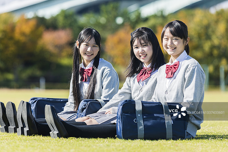 高中生坐在草坪上图片素材