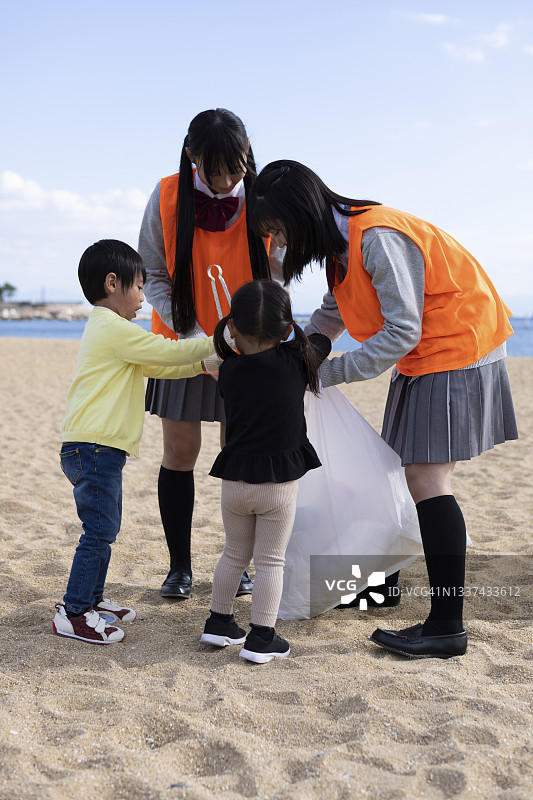 高中生和儿童参加当地活动图片素材