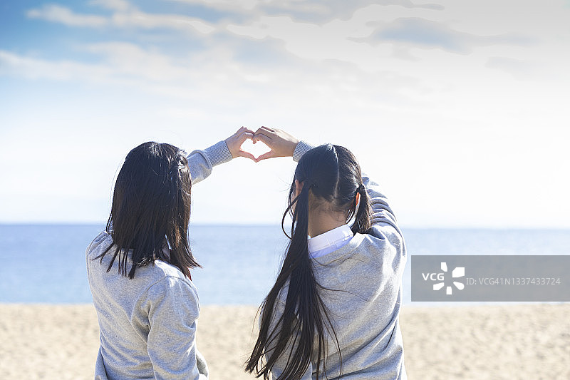 在海滩上的高中生图片素材