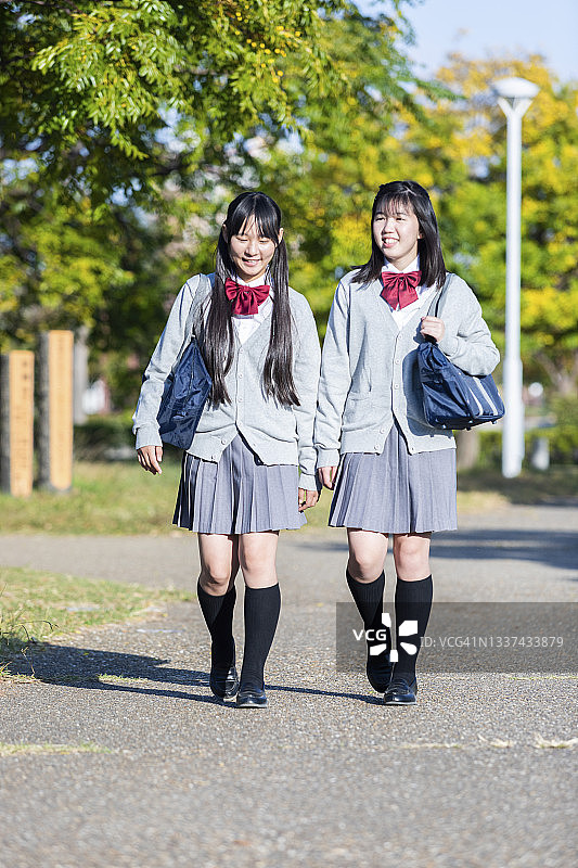 高中生放学回家图片素材