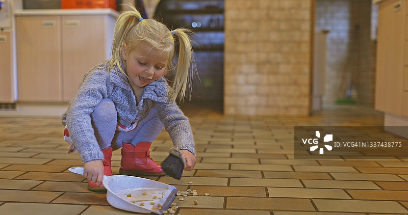 小女孩清扫浴室地板的照片图片素材