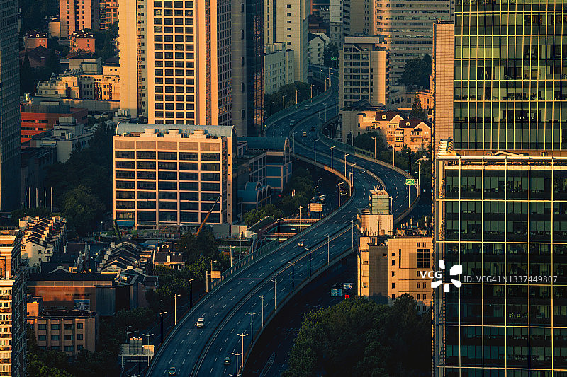清晨上海高架，周围是居民楼和办公楼图片素材