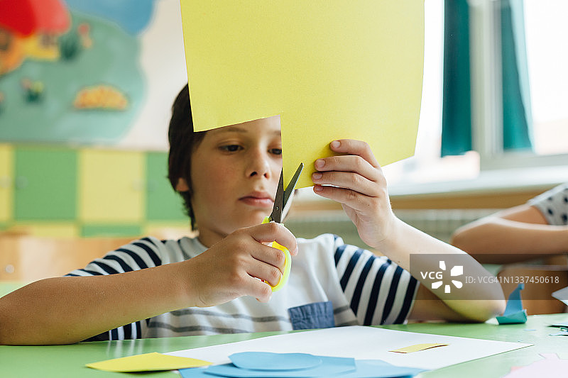 在学校剪纸的男孩图片素材