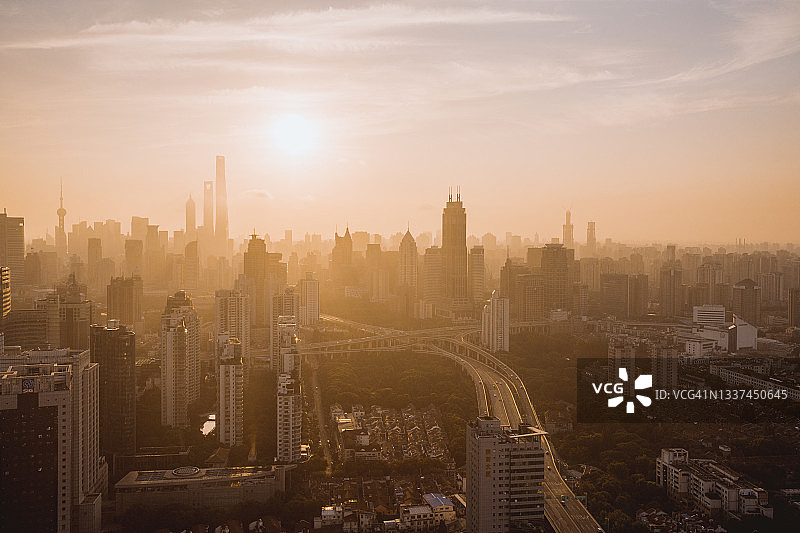 上海日出美景：城市办公楼与高架桥交通图片素材