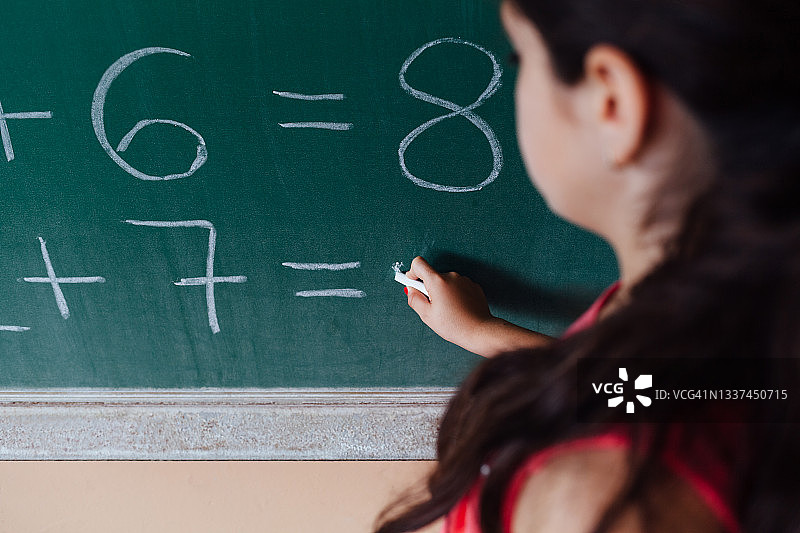 儿童在黑板上写方程式图片素材