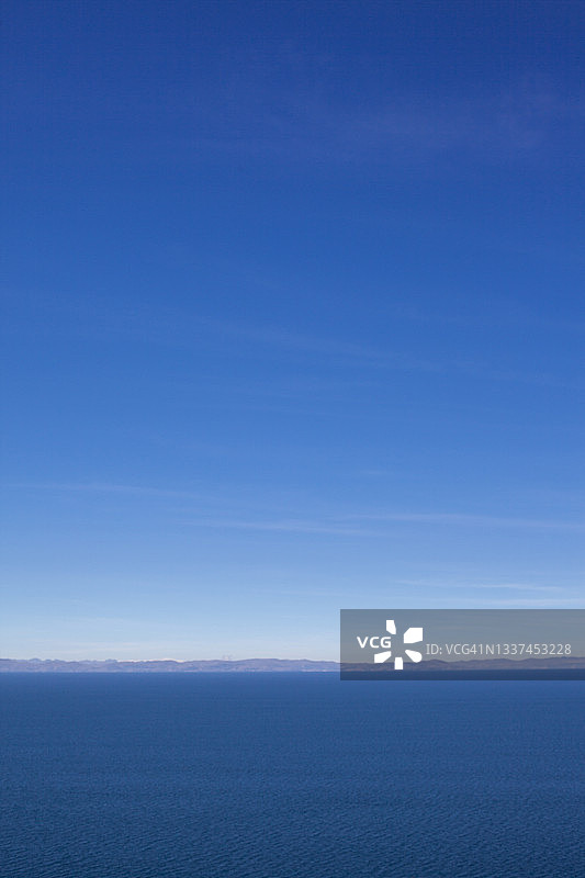 的的喀喀湖的鲜艳蓝色图片素材