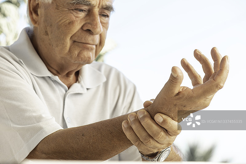 年长的男人在喝水图片素材