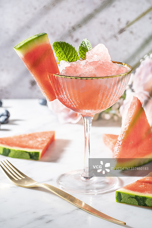 大理石桌上的西瓜冰沙杯图片素材