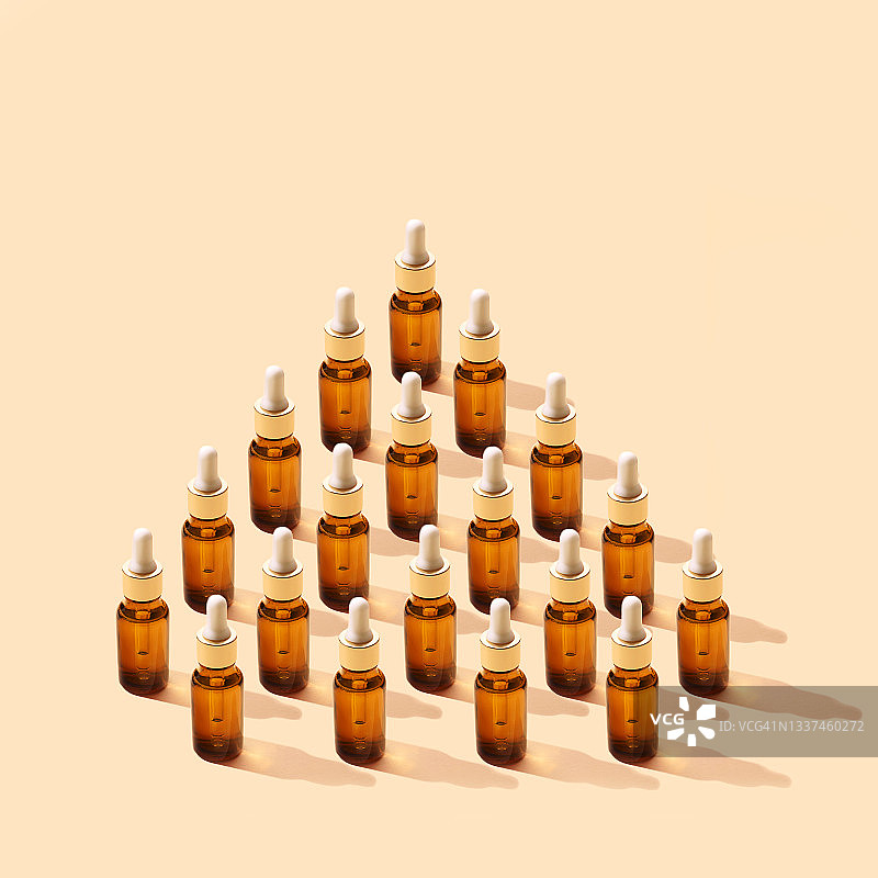 极简圣诞树图案背景：面部精华液或天然精油米色背景图片素材