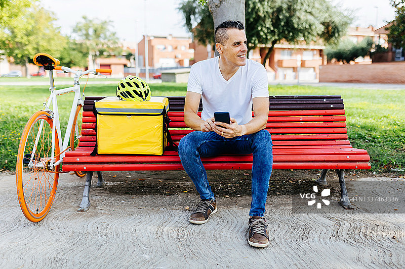 配送员正在使用手机图片素材