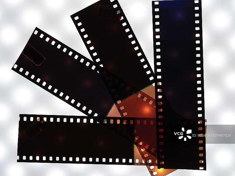 白色背景上的彩色负片35毫米胶片图片素材