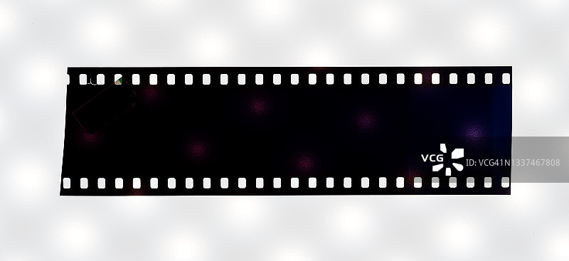 白色背景上的彩色35毫米底片图片素材