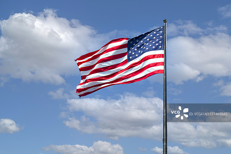 阳光明媚的一天中的一面美国国旗图片素材