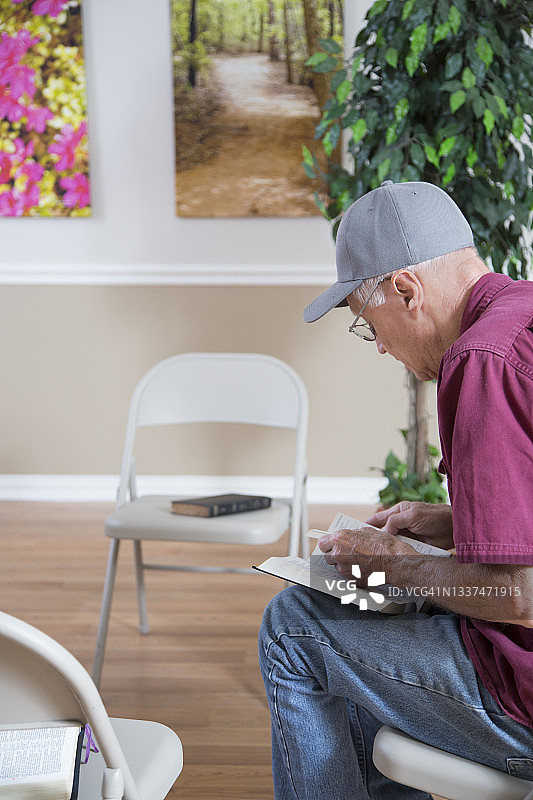 穿着休闲的老年男人在会议室里等待参加圣经学习图片素材