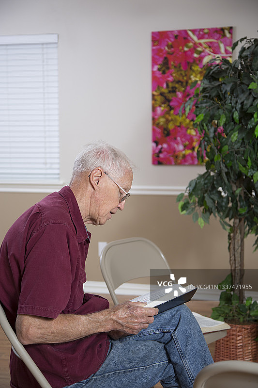 穿着休闲的老年男人在会议室里等待参加圣经学习图片素材