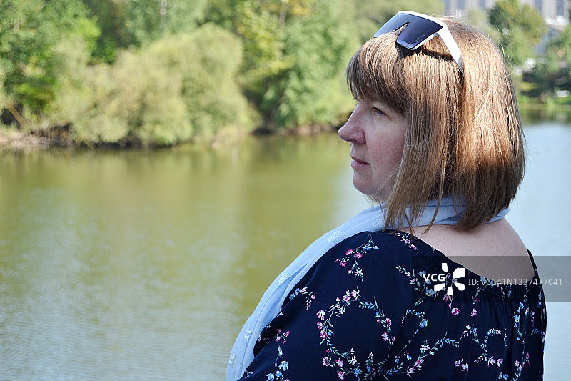 在公园里的成熟女性肖像图片素材