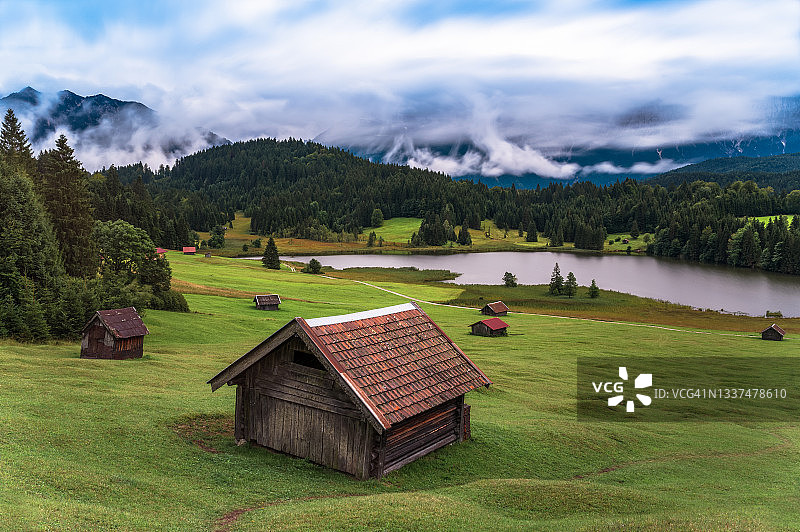 八月多云天气下的格罗尔德湖小屋图片素材