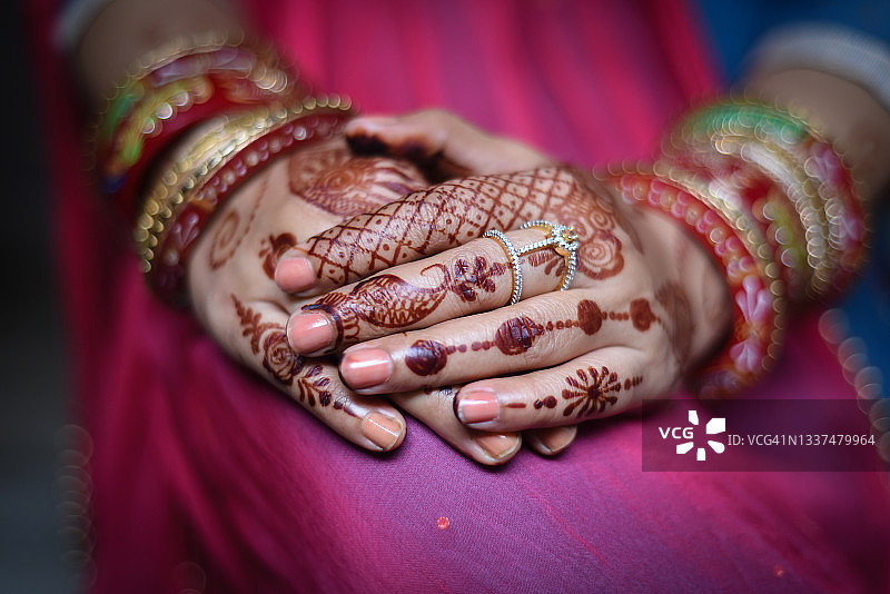 印度教女子手绘传统黑色曼海蒂纹身图片素材