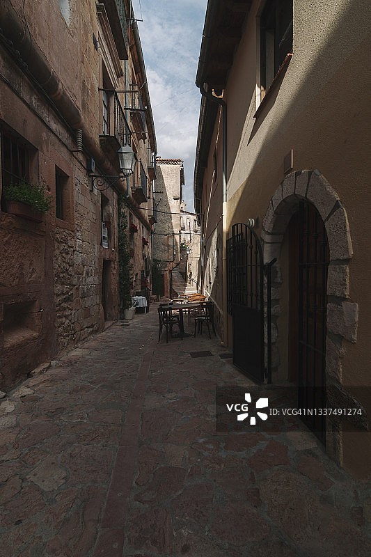 塞戈维亚塞普尔韦达村的古老狭窄街道，西班牙卡斯蒂利亚-莱昂图片素材