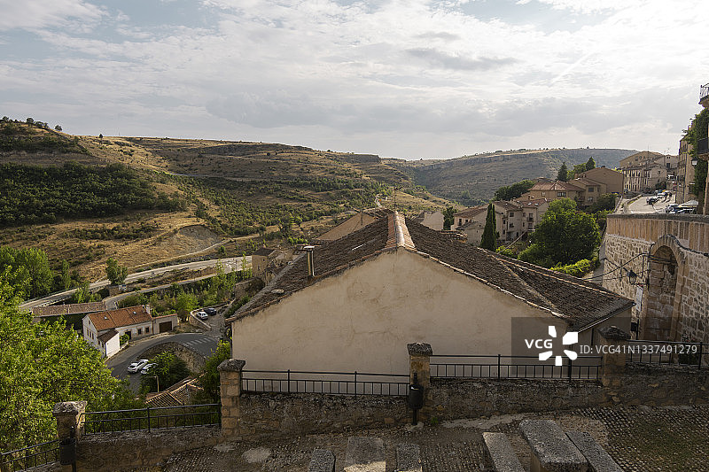 塞戈维亚塞普尔韦达村庄高角度景观，卡斯蒂利亚-莱昂，西班牙图片素材