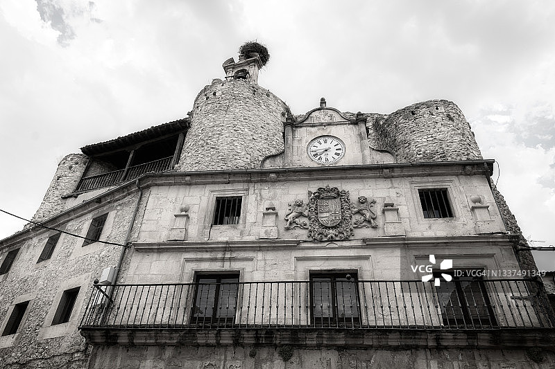 低角度拍摄西班牙塞戈维亚卡斯蒂利亚-莱昂塞普尔韦达村的旧市政厅立面图片素材