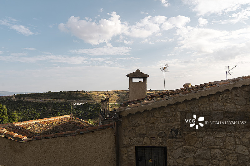 西班牙塞戈维亚塞普尔韦达村的狭窄老街图片素材