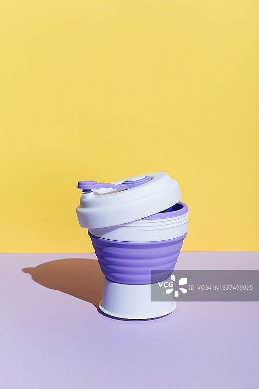 可重复使用的环保饮料杯，零浪费生活理念图片素材