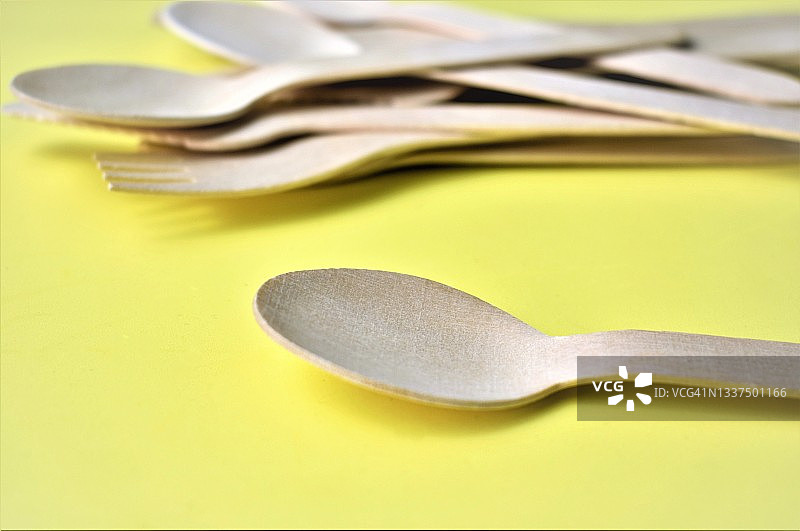 黄色背景上的木勺图片素材