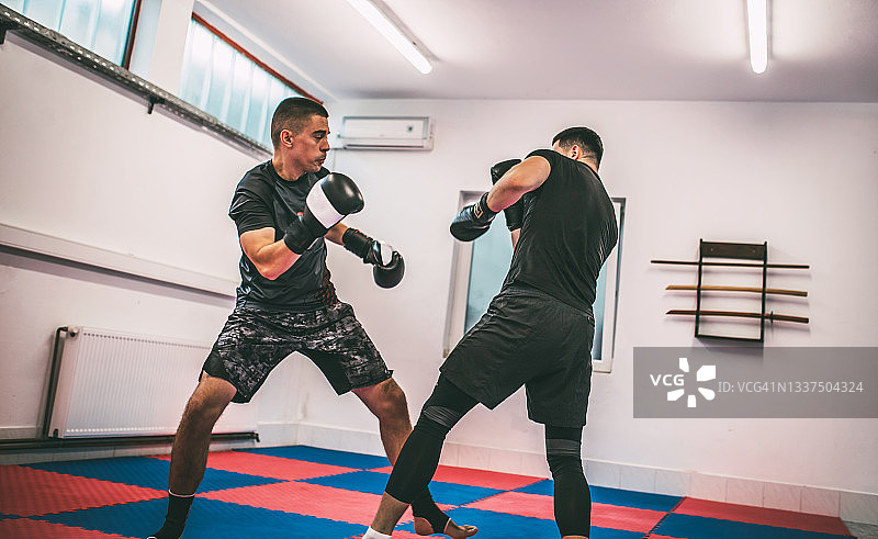 两个男人参加拳击比赛图片素材