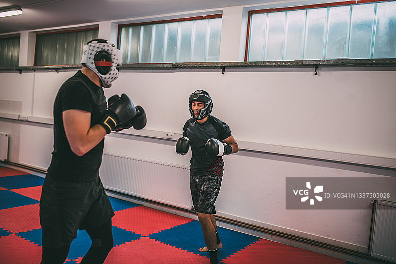 两个男人参加拳击比赛图片素材
