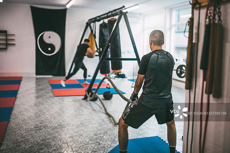 男人锻炼打沙袋图片素材