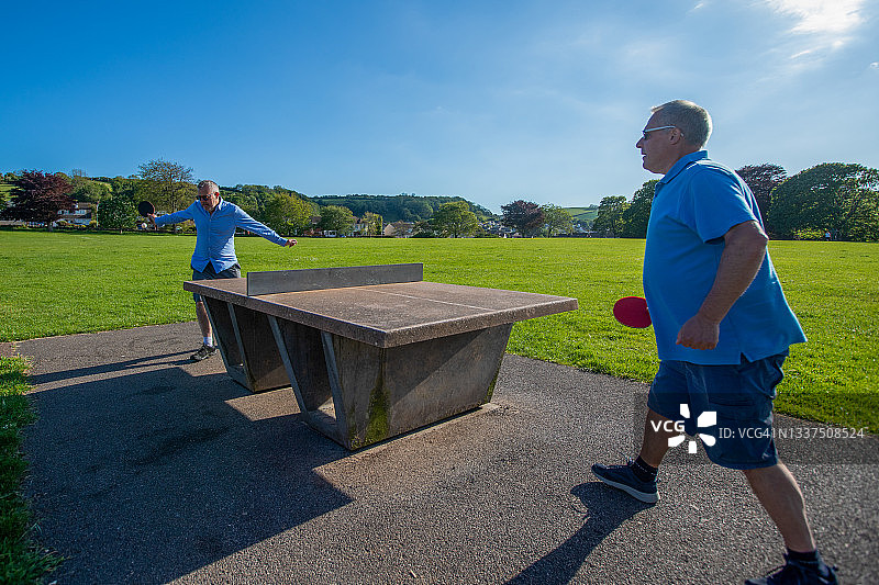 有趣的户外乒乓球图片素材