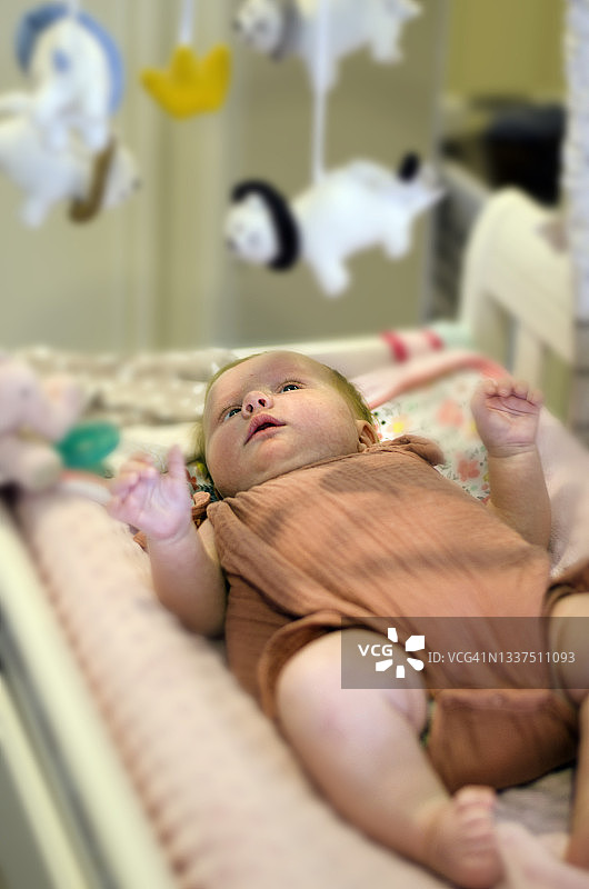 在换尿布台上的婴儿图片素材