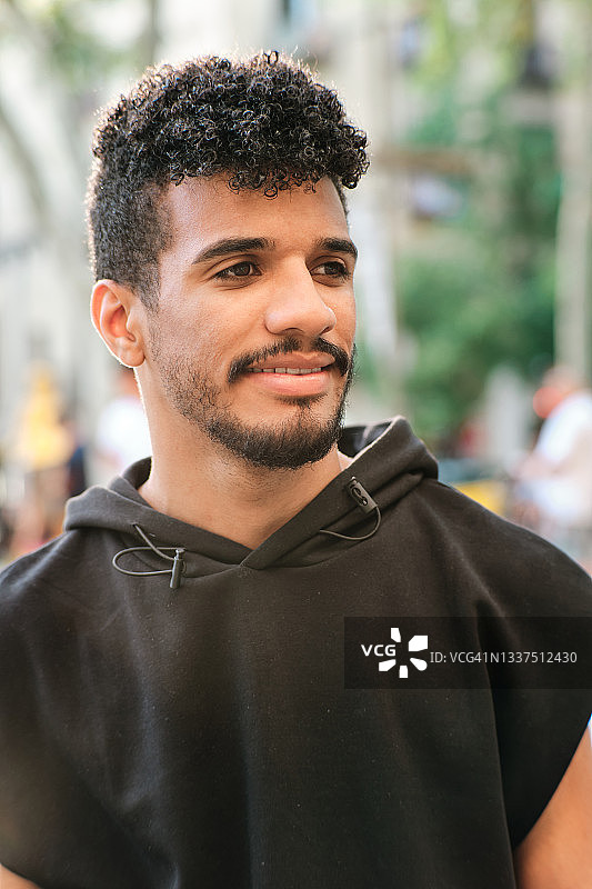 穿着黑色衬衫的年轻拉丁美洲成年男人图片素材