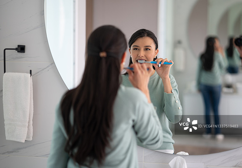 居家女人在浴室刷牙图片素材