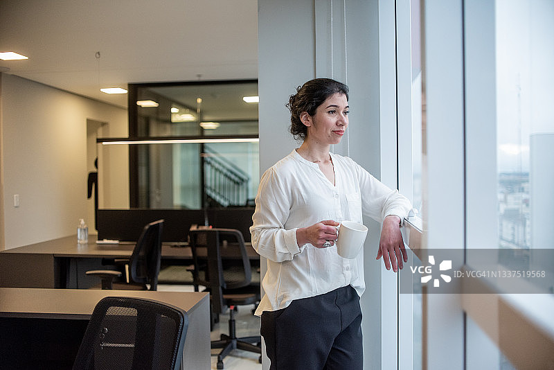 办公室里的女商人图片素材