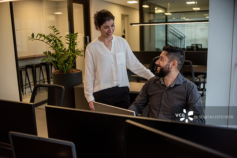 两位同事在办公室交谈图片素材