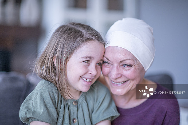 小女孩与患癌症的祖母共度时光图片素材