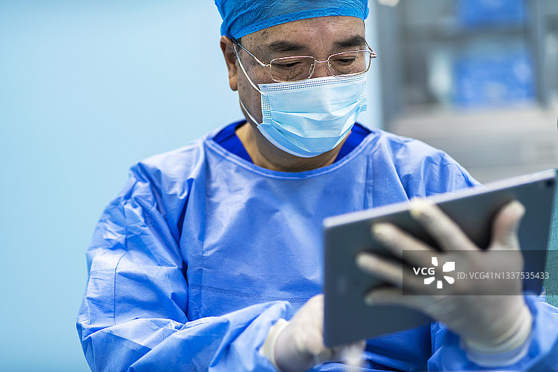 医生准备牙科治疗图片素材