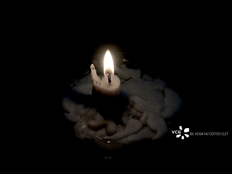 融化的蜡烛图片素材