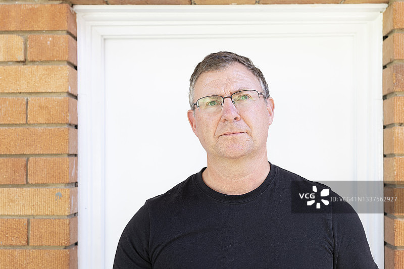 穿着短裤和T恤的健壮中年男人肖像图片素材