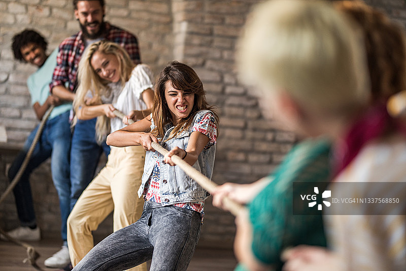 办公室里玩拔河的同事们图片素材